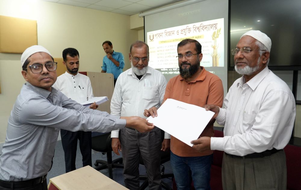 পাবিপ্রবি কর্মকর্তাদের প্রশিক্ষণ সমাপণীতে সনদপত্র বিতরণ